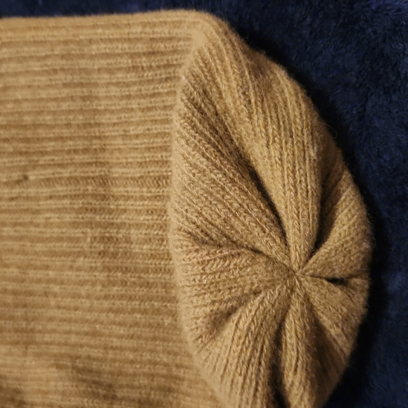 Brand new unisex UGG skull cap - Picture 4 of 4